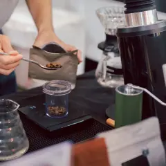 Przygotowanie kawy przed treningiem. Odmierza ziarna, by uzyskać idealną dawkę kofeiny.