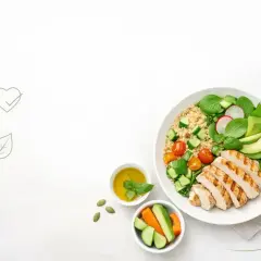 Pełnowartościowy posiłek: grillowany kurczak z komosą ryżową, awokado, pomidorkami i ogórkiem. Zdrowie na talerzu.