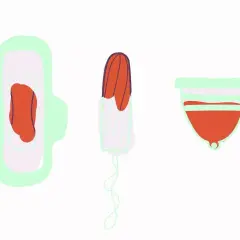 Podpaska, tampon i kubeczek menstruacyjny. Ashwagandha może wspierać równowagę w okresie.