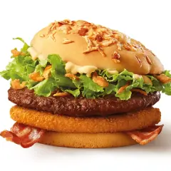 Apetyczny vege burger z chrupiącą cebulką, soczystą sałatą i bekonem.