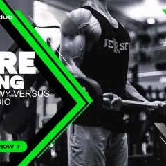 Dowiedz się, ile kalorii spala trening siłowy w porównaniu do cardio. Mężczyzna ćwiczy z ciężarami.
