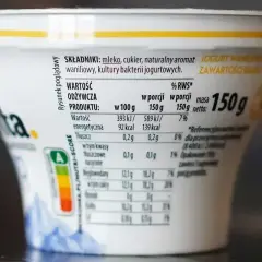 Jogurt waniliowy 150g. Wartość energetyczna 92 kcal w porcji, co stanowi 7% RWS. Dobry wybór dla osób dbających o białko i kalorie.