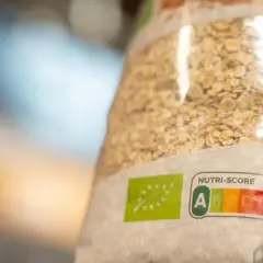 Płatki owsiane z etykietą Nutri-Score A. Naturalnie niską zawartość fruktozy w czym jest, potwierdza zielona ocena.