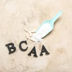 Litery BCAA, biały proszek na miarce i kapsułki. Czy warto stosować BCAA?
