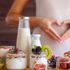 Zdrowa żywność, owoce, jogurt i orzechy wspierają trawienie i naturalne enzymy trawienne.