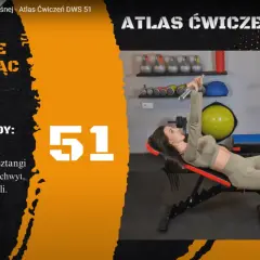 Kobieta wykonuje wyciskanie sztangi leżąc na ławce skośnej. Ćwiczenie numer 51 z Atlasu Ćwiczeń.