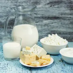 Mleko, ser biały, sery żółte i śmietana. Białko serwatkowe występuje naturalnie w mleku i produktach mlecznych.