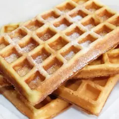 Chrupiące gofry, posypane cukrem pudrem, idealne na fit śniadanie.