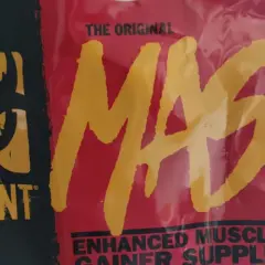 Opakowanie odżywki Mutant Mass z symbolem biohazard. "The Original MASS" – obiecujące efekty dla mięśni.