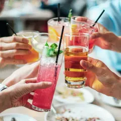 Ludzie wznoszą toasty kolorowymi drinkami. Czy to oznacza, że zapomnieli o treningu i kreatynie?