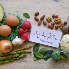 Zdjęcie przedstawia składniki odżywcze, które mogą wspierać produkcję glutationu: awokado, jajka, orzechy, brokuły, kalafior, szpinak, czosnek, cebulę, szparagi i rzodkiewkę.