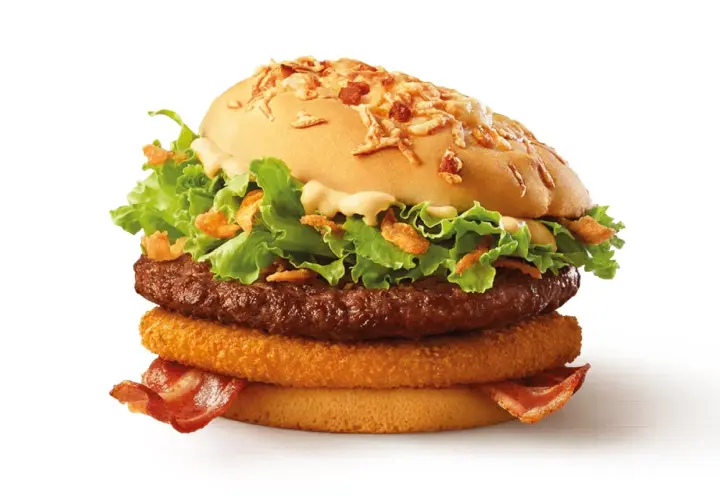 Apetyczny vege burger z chrupiącą cebulką, soczystą sałatą i bekonem.