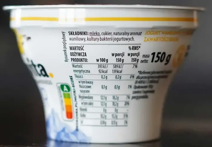 Jogurt waniliowy 150g. Wartość energetyczna 92 kcal w porcji, co stanowi 7% RWS. Dobry wybór dla osób dbających o białko i kalorie.