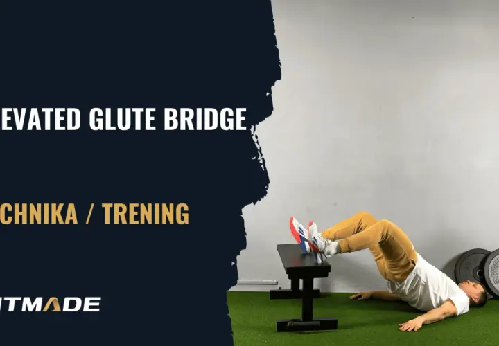 Mężczyzna wykonuje glute bridge z obciążeniem, opierając stopy na ławce. Ćwiczenie na pośladki.