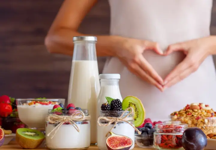 Zdrowa żywność, owoce, jogurt i orzechy wspierają trawienie i naturalne enzymy trawienne.