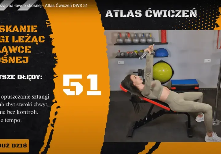 Kobieta wykonuje wyciskanie sztangi leżąc na ławce skośnej. Ćwiczenie numer 51 z Atlasu Ćwiczeń.