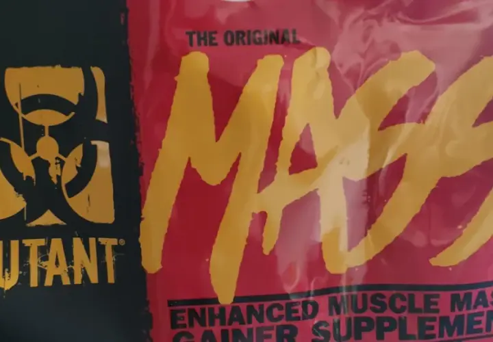Opakowanie odżywki Mutant Mass z symbolem biohazard. "The Original MASS" – obiecujące efekty dla mięśni.