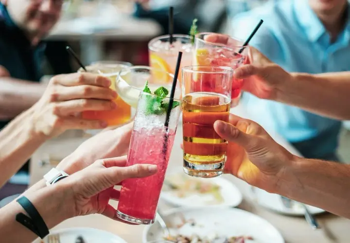Ludzie wznoszą toasty kolorowymi drinkami. Czy to oznacza, że zapomnieli o treningu i kreatynie?