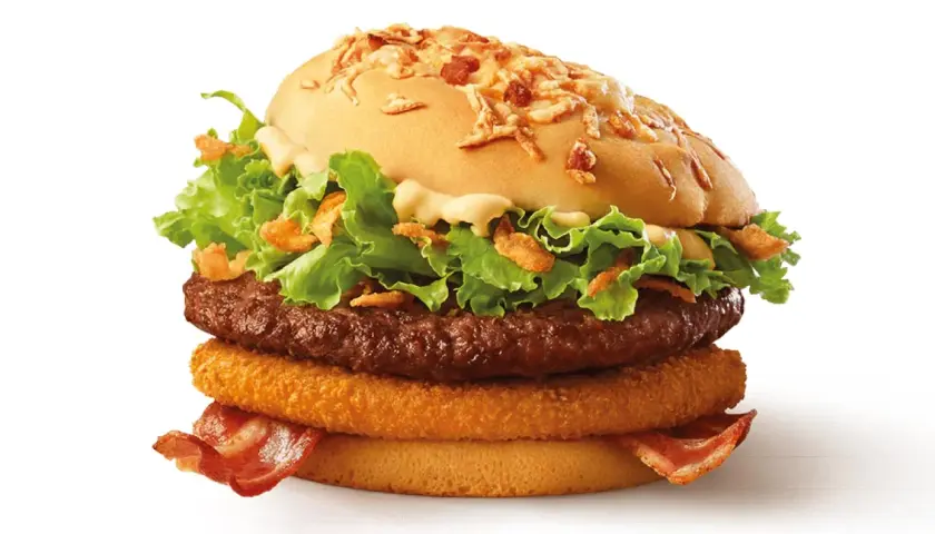 Apetyczny vege burger z chrupiącą cebulką, soczystą sałatą i bekonem.