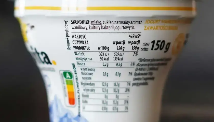 Jogurt waniliowy 150g. Wartość energetyczna 92 kcal w porcji, co stanowi 7% RWS. Dobry wybór dla osób dbających o białko i kalorie.