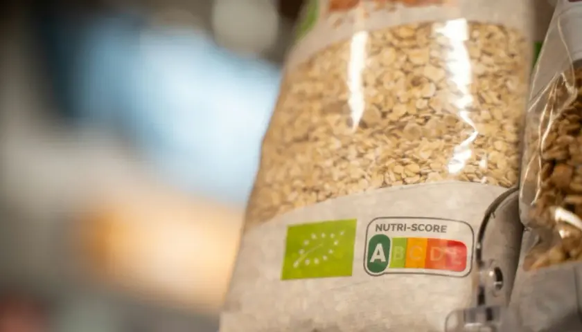 Płatki owsiane z etykietą Nutri-Score A. Naturalnie niską zawartość fruktozy w czym jest, potwierdza zielona ocena.