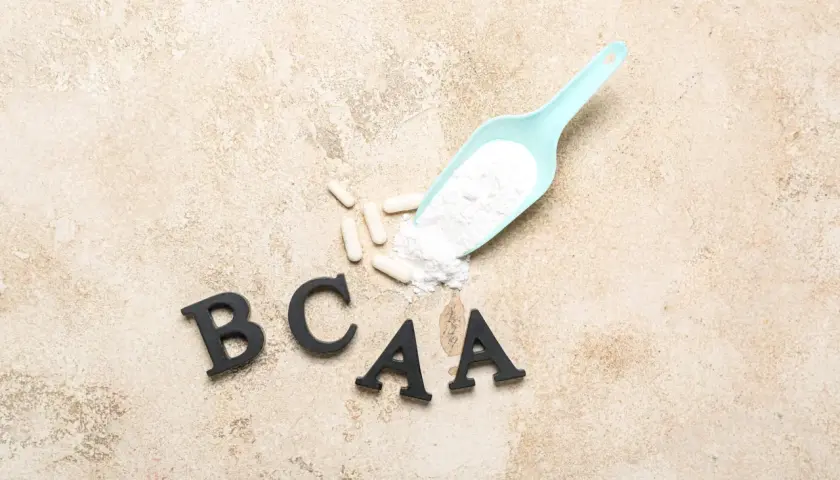 Litery BCAA, biały proszek na miarce i kapsułki. Czy warto stosować BCAA?