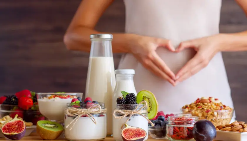 Zdrowa żywność, owoce, jogurt i orzechy wspierają trawienie i naturalne enzymy trawienne.