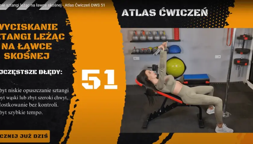 Kobieta wykonuje wyciskanie sztangi leżąc na ławce skośnej. Ćwiczenie numer 51 z Atlasu Ćwiczeń.