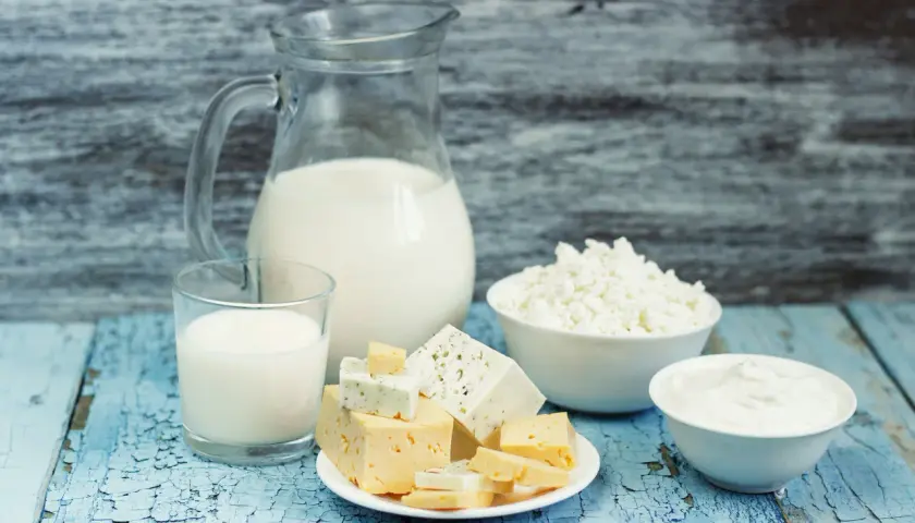 Mleko, ser biały, sery żółte i śmietana. Białko serwatkowe występuje naturalnie w mleku i produktach mlecznych.