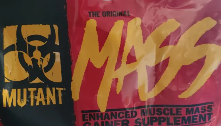 Opakowanie odżywki Mutant Mass z symbolem biohazard. "The Original MASS" – obiecujące efekty dla mięśni.