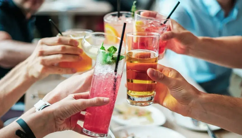 Ludzie wznoszą toasty kolorowymi drinkami. Czy to oznacza, że zapomnieli o treningu i kreatynie?