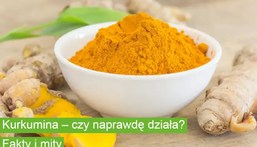 Kurkumina w proszku w miseczce, obok korzeni. Czy kurkumina wlasciwosci to tylko mity?