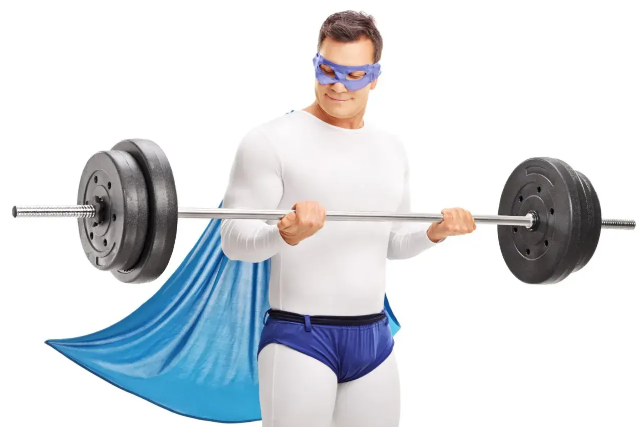 Superbohater w masce i pelerynie wykonuje trening HST z ciężarem.
