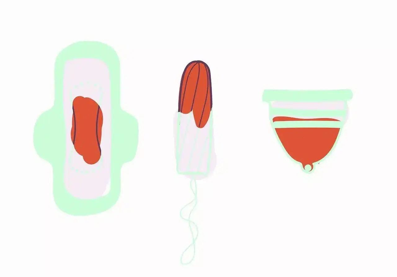 Podpaska, tampon i kubeczek menstruacyjny. Ashwagandha może wspierać równowagę w okresie.