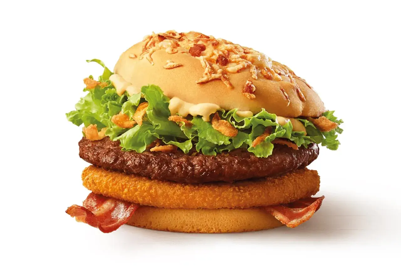 Apetyczny vege burger z chrupiącą cebulką, soczystą sałatą i bekonem.