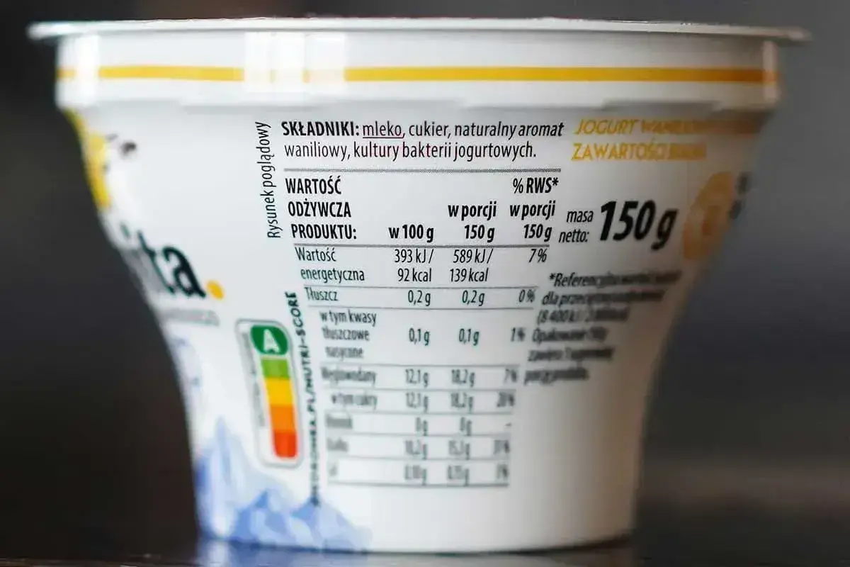 Jogurt waniliowy 150g. Wartość energetyczna 92 kcal w porcji, co stanowi 7% RWS. Dobry wybór dla osób dbających o białko i kalorie.