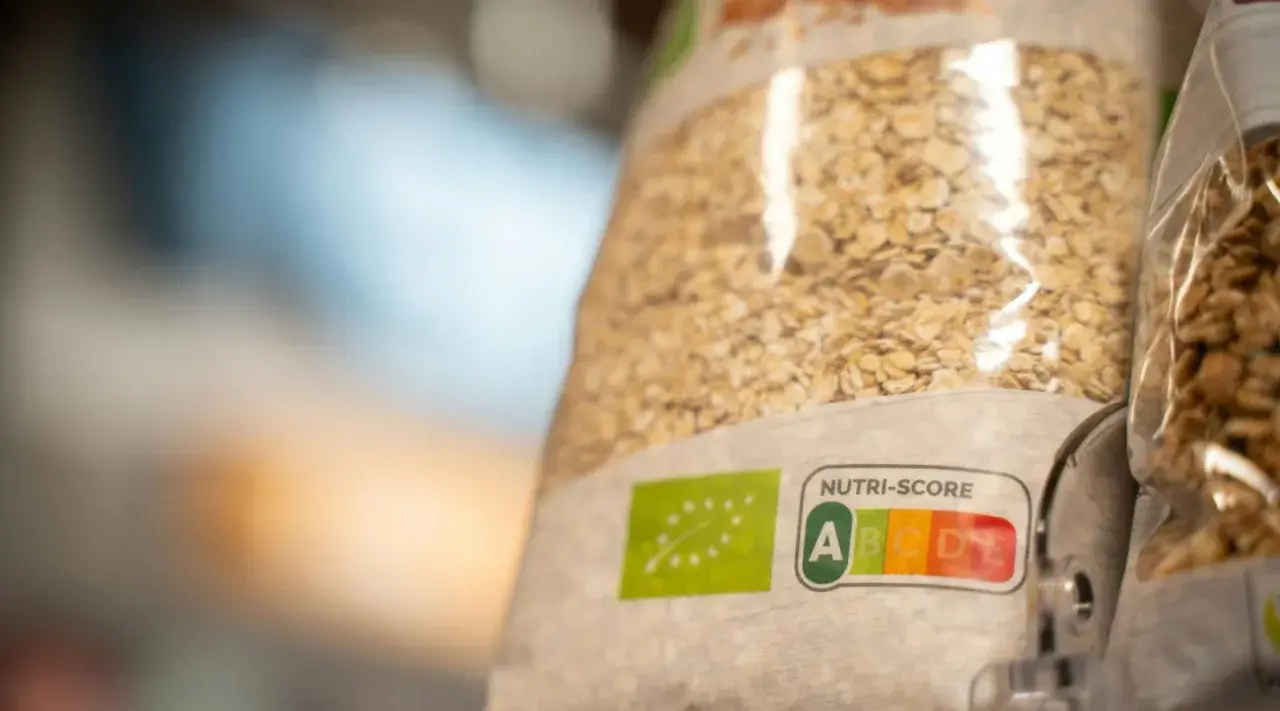 Płatki owsiane z etykietą Nutri-Score A. Naturalnie niską zawartość fruktozy w czym jest, potwierdza zielona ocena.