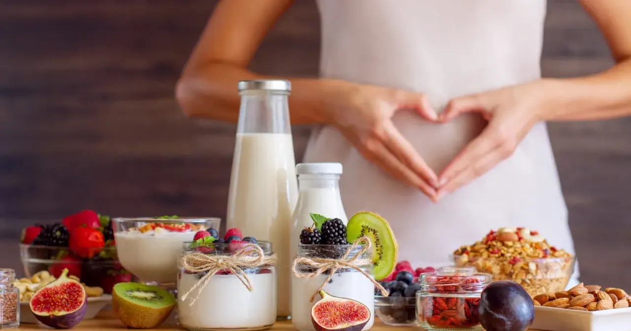 Zdrowa żywność, owoce, jogurt i orzechy wspierają trawienie i naturalne enzymy trawienne.