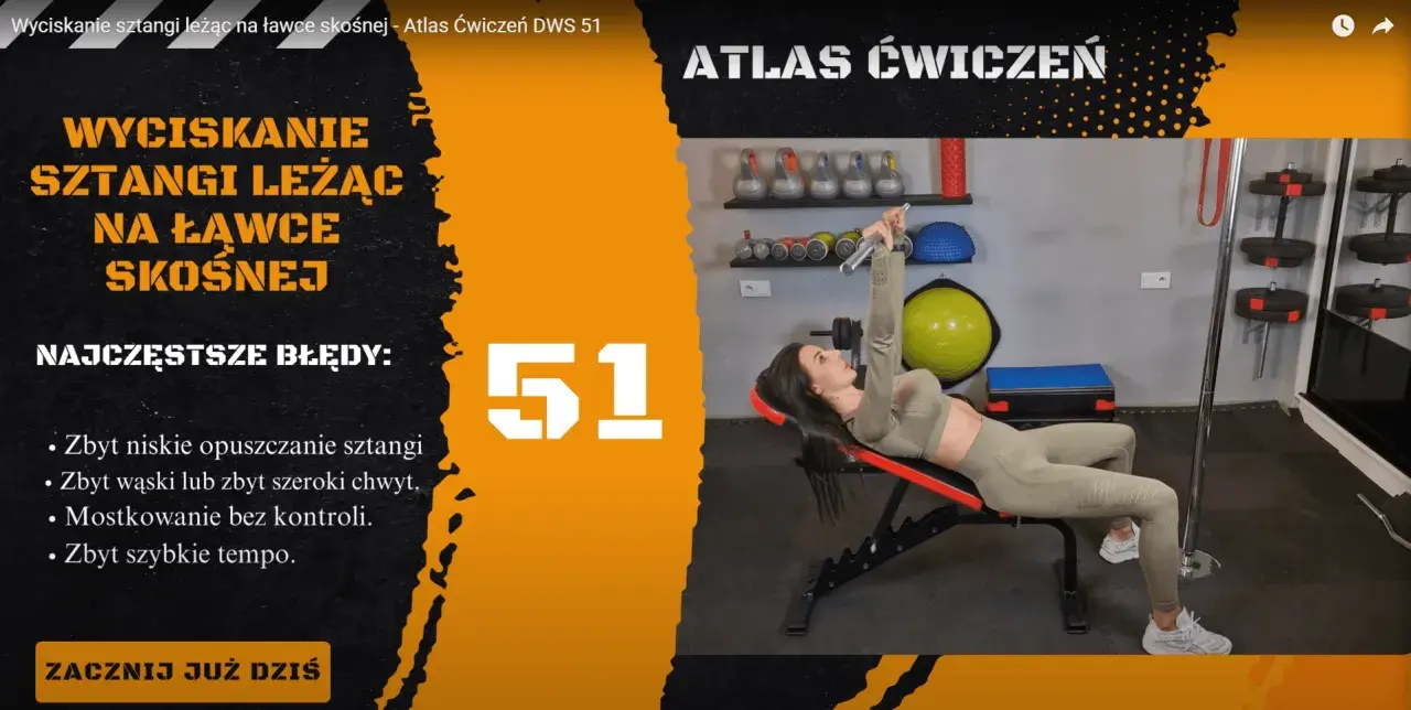 Kobieta wykonuje wyciskanie sztangi leżąc na ławce skośnej. Ćwiczenie numer 51 z Atlasu Ćwiczeń.