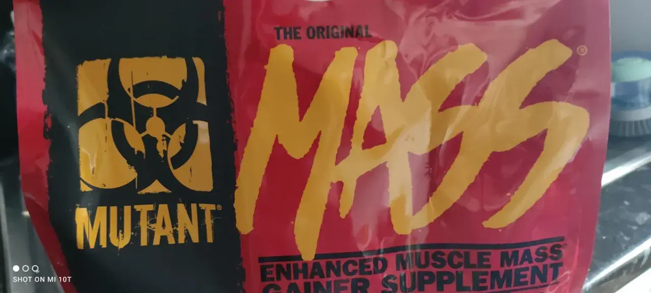 Opakowanie odżywki Mutant Mass z symbolem biohazard. "The Original MASS" – obiecujące efekty dla mięśni.