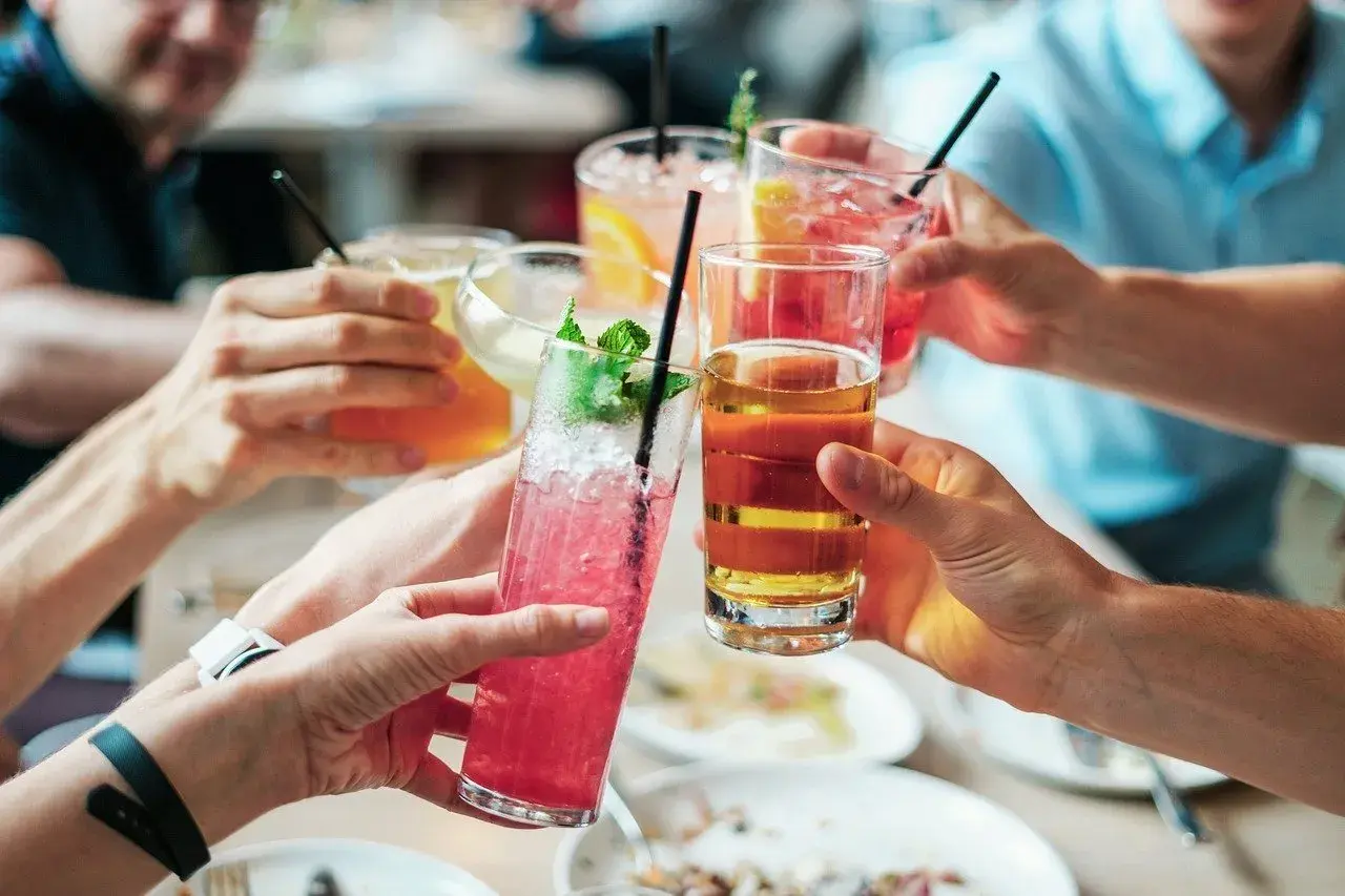 Ludzie wznoszą toasty kolorowymi drinkami. Czy to oznacza, że zapomnieli o treningu i kreatynie?
