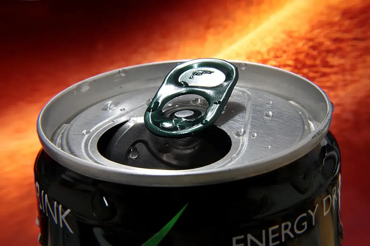 Otwarta puszka napoju energetycznego Monster, z kroplami rosy na wieczku. Czy to wystarczy, by poczuć moc? Ile kofeiny w tym potworze?