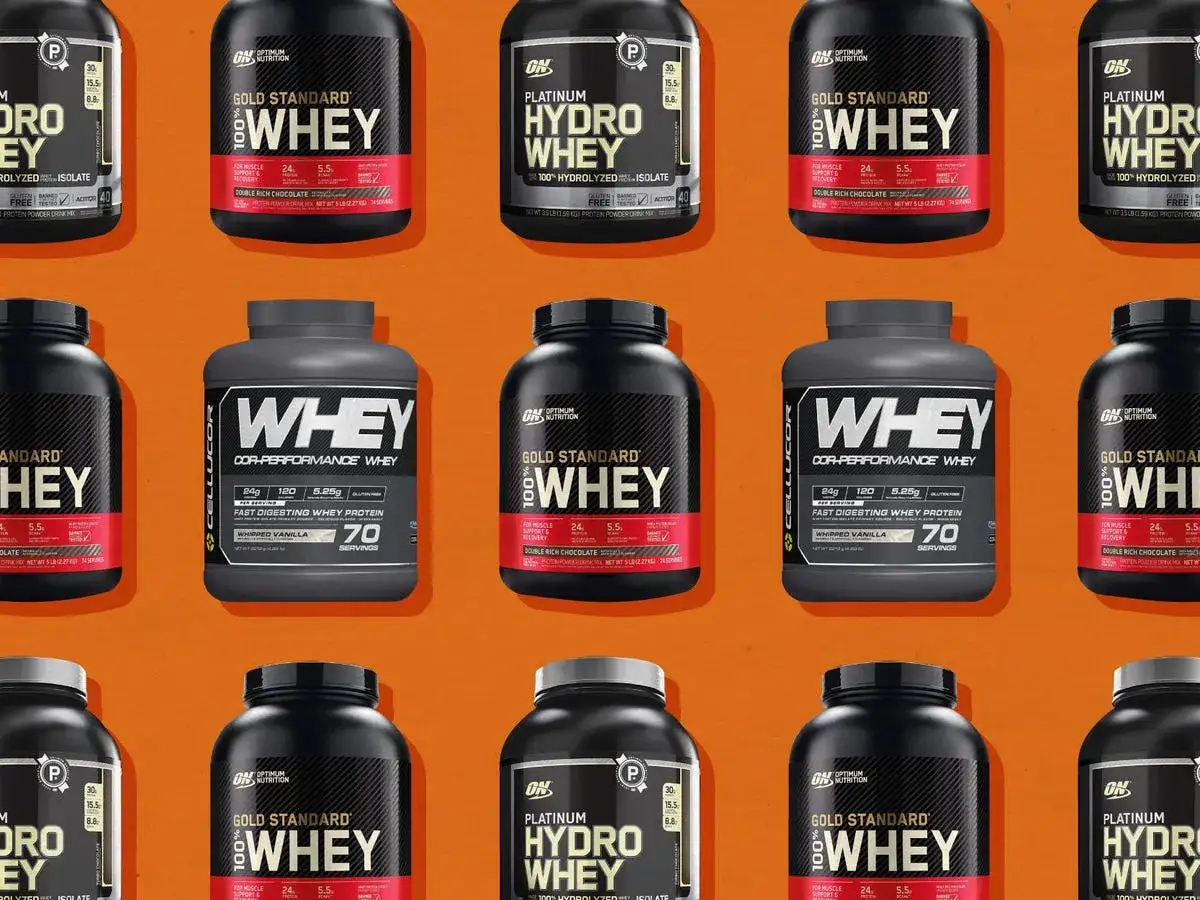 Różne rodzaje odżywek białkowych: Gold Standard Whey, Platinum Hydro Whey i Cellucor Whey.