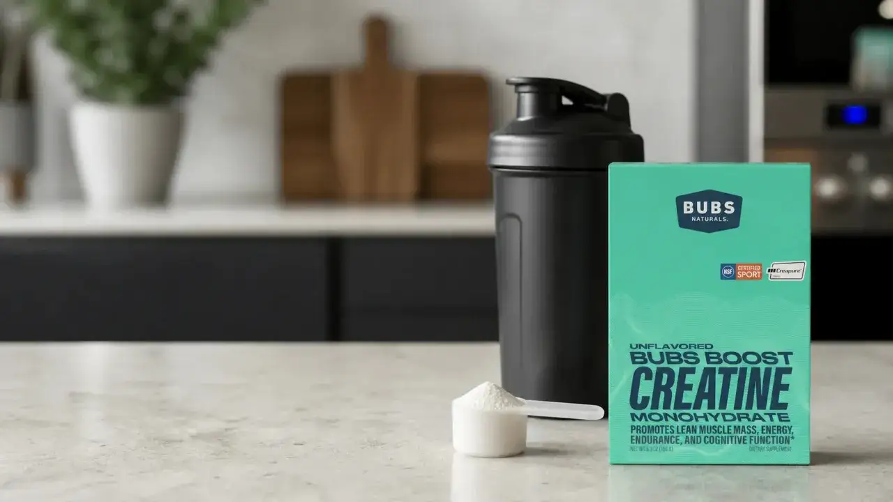 Pudełko kreatyny Bubs Naturals, shaker i miarka proszku. Pamiętaj, ile pić wody przy kreatynie dla najlepszych efektów.