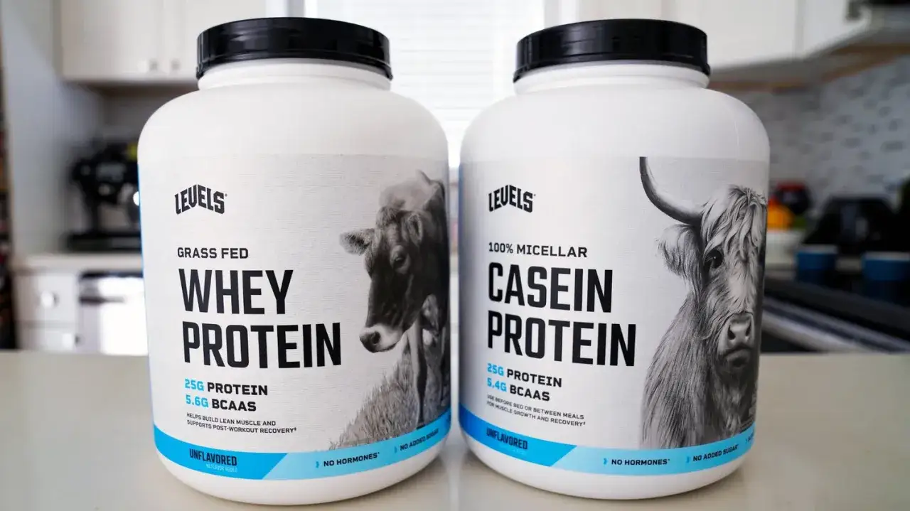 Dwa duże pojemniki odżywki białkowej Levels: Whey Protein z krową i Casein Protein z bykiem.