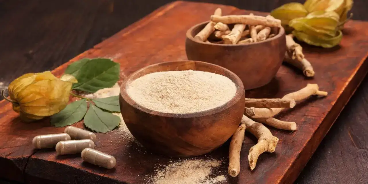 Ashwagandha w proszku i korzeniach, kapsułki i owoce miechunki. Pomoc w radzeniu sobie ze stresem w trudnym okresie.