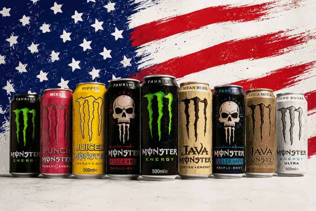 Rząd puszek Monster Energy: od klasycznej zielonej, przez Punch, Ripper, aż po Java. Różnorodny monster energy skład dla każdego.