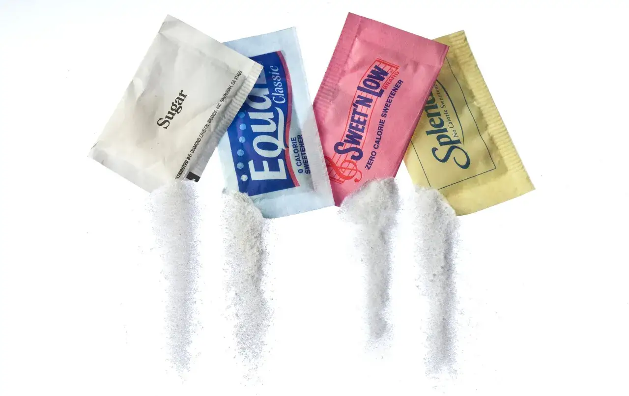 Saszetki z cukrem i słodzikami: Equal, Sweet'n Low, Splenda. Czy wiesz, co to sukraloza i jak działa?