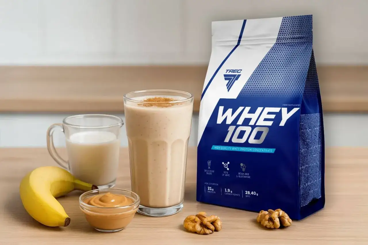 Idealne białko przed treningiem: koktajl z bananem, masłem orzechowym i orzechami, obok opakowanie WHEY 100.